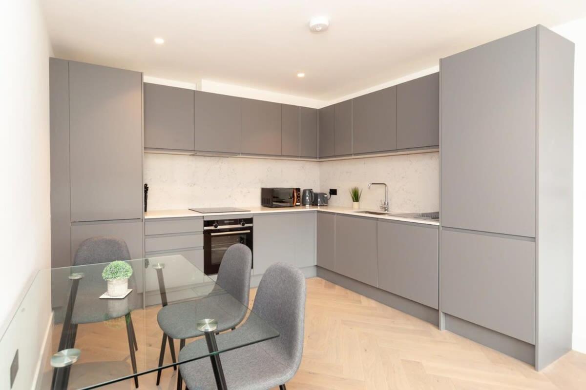 Modern 2 Bedroom Apartment In Wimbledon London Exteriör bild