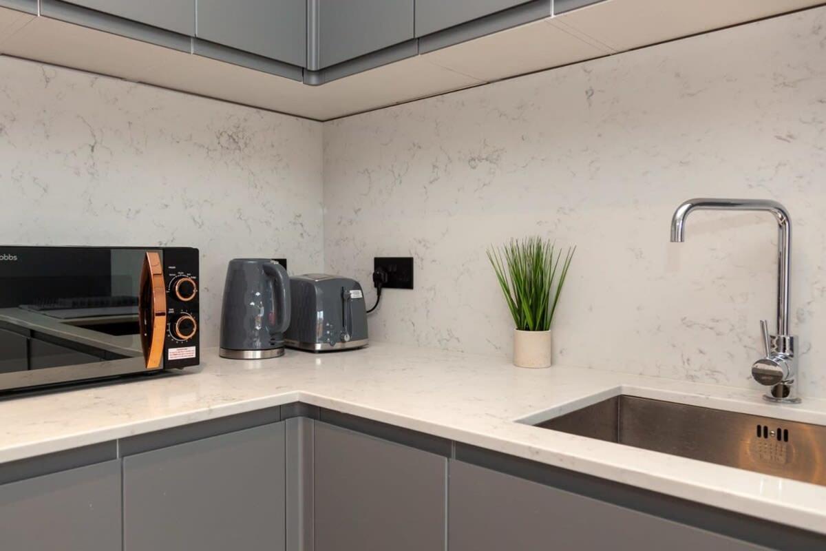 Modern 2 Bedroom Apartment In Wimbledon London Exteriör bild