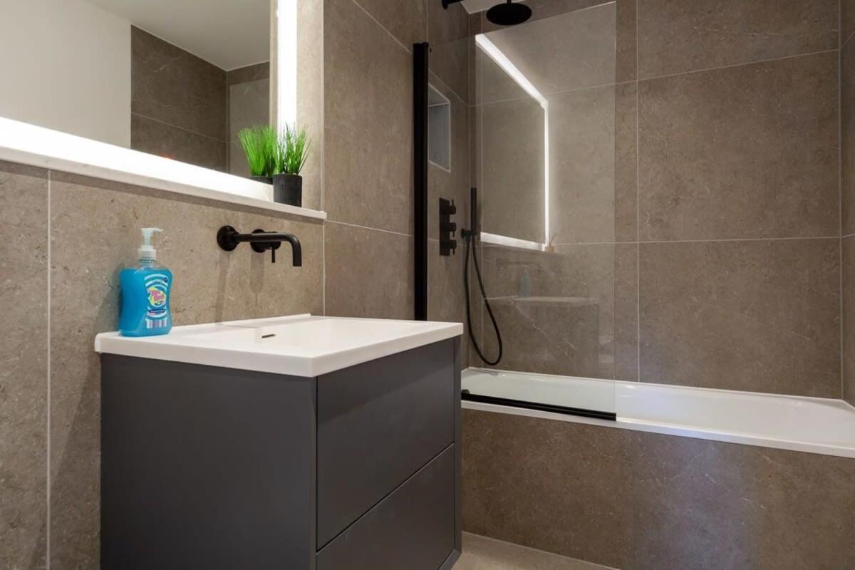 Modern 2 Bedroom Apartment In Wimbledon London Exteriör bild